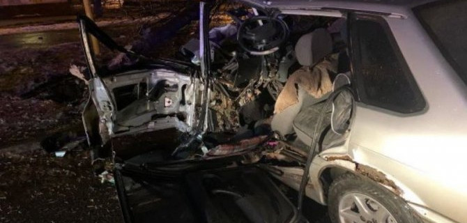 В Уфе автомобиль врезался в дерево – водитель погиб