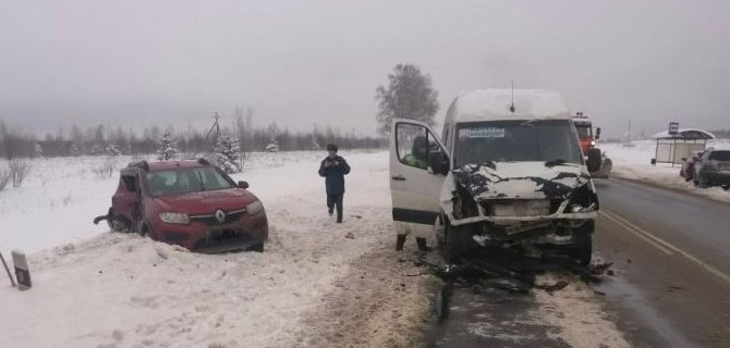 На «Золотом кольце» столкнулись легковушка и автобус с пассажирами