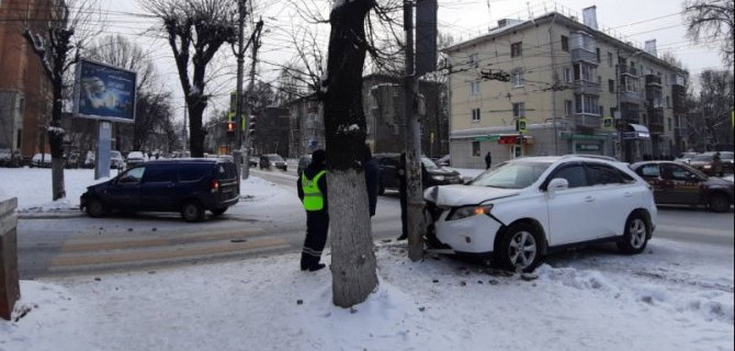В центре Рязани Lexus врезался в столб