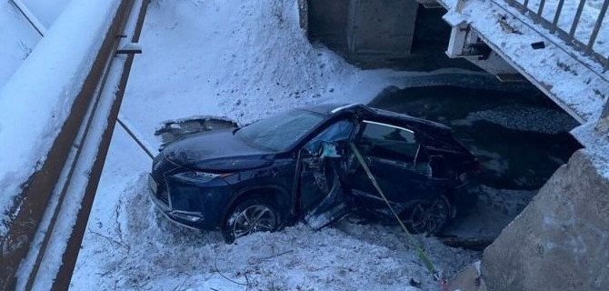 В Альметьевске Lexus упал с моста – погибла женщина