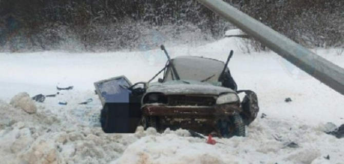 Под Тосно автомобиль врезался в столб – водитель погиб