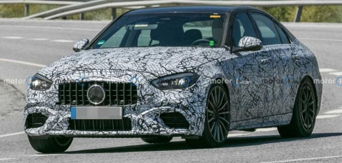 На тесты выехали рестайлинговые седан и универсал Mercedes-AMG C-Klasse