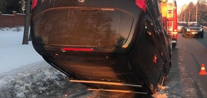 В Омске микроавтобус опрокинулся на крышу