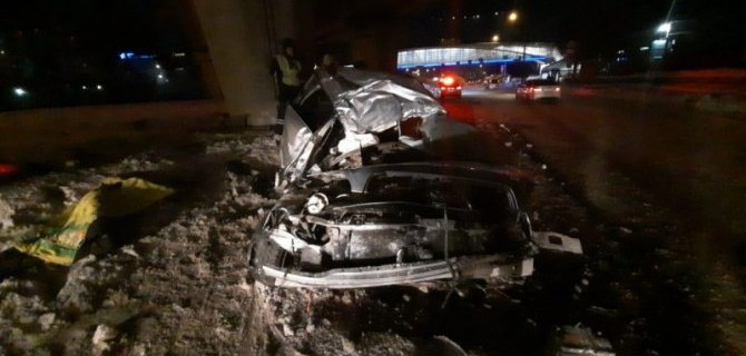 В Новосибирске автомобиль врезался в опору моста – погибли двое