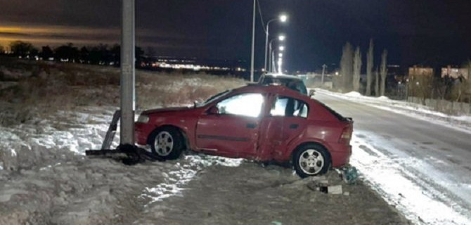 В Волгограде иномарка врезалась в столб – пострадал водитель