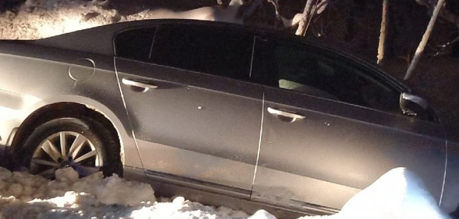 В Новгородской области водитель без прав опрокинул машину в кювет