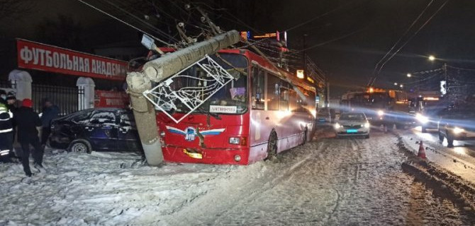 Четыре человека пострадали в ДТП с автобусом в Кирове