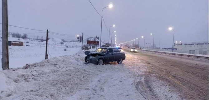 На подъезде к Саратову ВАЗ врезался в столб – пострадала женщина