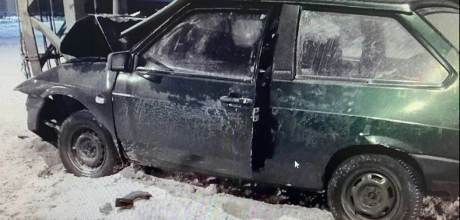 В Миассе автомобиль врезался в столб – погиб человек