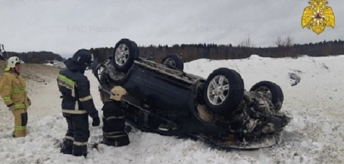 Два человека пострадали при опрокидывании машины в Калужской области