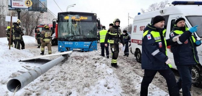 В Москве в ДТП с автобусом пострадали 12 человек 