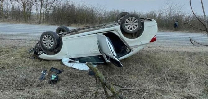 Три человека пострадали при опрокидывании автомобиля в Джанкойском районе