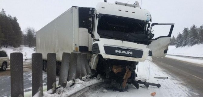 Водитель грузовика пострадал в ДТП в Самарской области