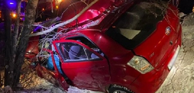 Под Миассом автомобиль врезался в дерево – водитель погиб