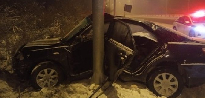 В Хакасии иномарка врезалась в столб – водитель получил травмы