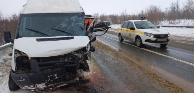 Два человека погибли в ДТП с микроавтобусом в Самарской области
