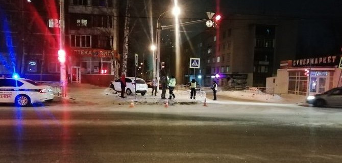 В Екатеринбурге автомобиль сбил подростка на тротуаре