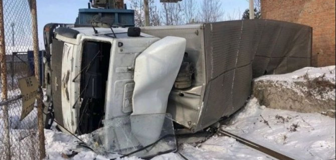 В Иркутске в ДТП с участием тепловоза пострадали два человека