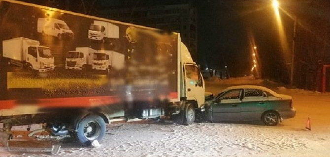В ДТП в Томске с грузовиком пострадал человек