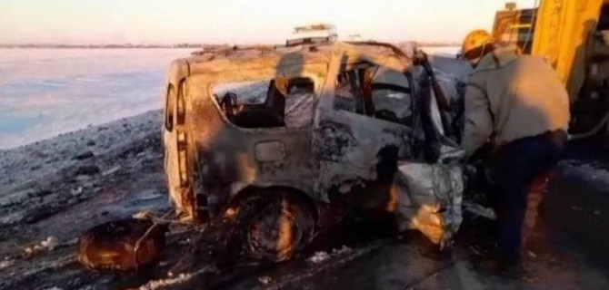 Трое детей сгорели в машине после ДТП в Казахстане