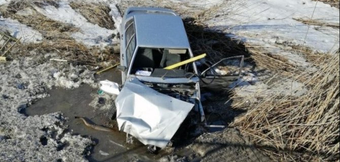 Под Саратовом при опрокидывании автомобиля погиб человек