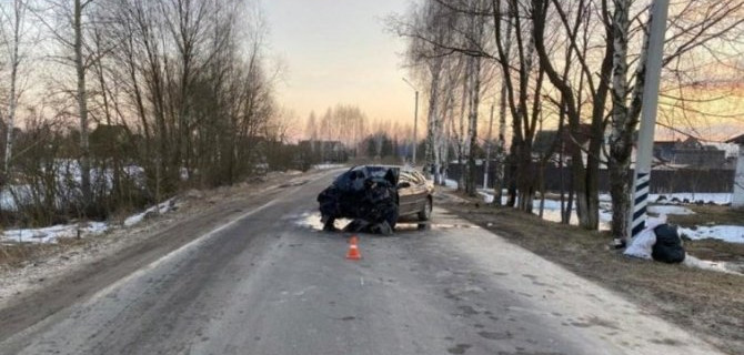 В Мглине Брянской области ВАЗ врезался в дерево – пострадали трое