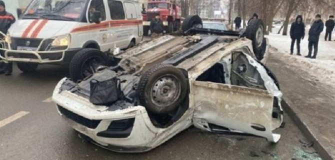 В Уфе при опрокидывании машины погиб человек