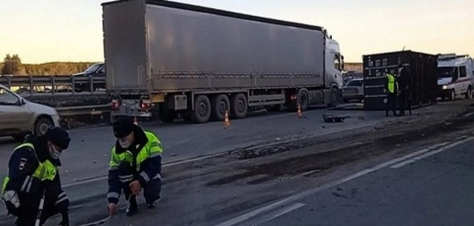 Три человека погибли в массовом ДТП под Екатеринбургом