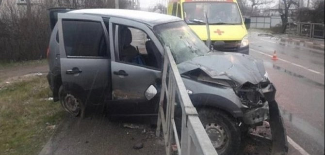 В Славянском районе иномарка пробила ограждение – погиб пассажир