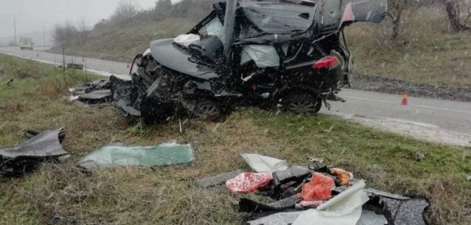 Под Севастополем автомобиль врезался в столб – пострадал водитель