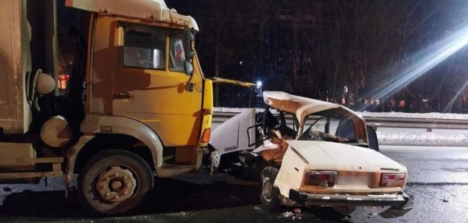 В Челябинске в ДТП с грузовиком погиб 18-летний водитель