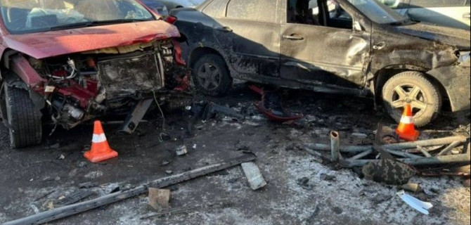 В Иркутске водитель сбил женщину на парковке и протаранил 7 машин