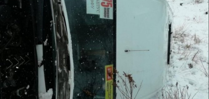 Во Владивостоке опрокинулся автобус