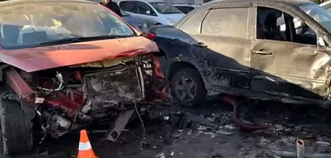 В Иркутске водитель забылся за рулём и сбил женщину и 7 иномарок. В соцсетях появилось видео с его регистратора