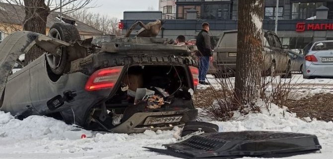 В Кирове автобус сбил превысившую скорость иномарку — погибло две девушки