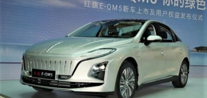 В свободную продажу поступил электроседан Hongqi E-QM5