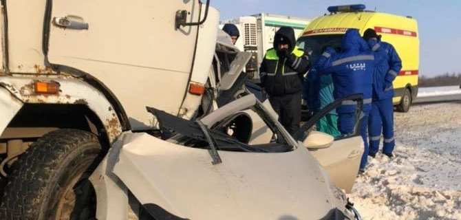 На трассе «Каспий» иномарка попала под грузовик, водитель погиб