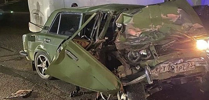 В Таганроге автобус протаранил «Жигули» на повороте — но все живы