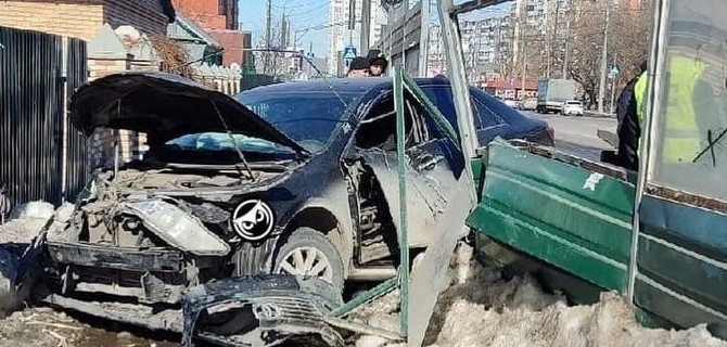 В Пензе автомобиль выехал на тротуар и сбил женщину