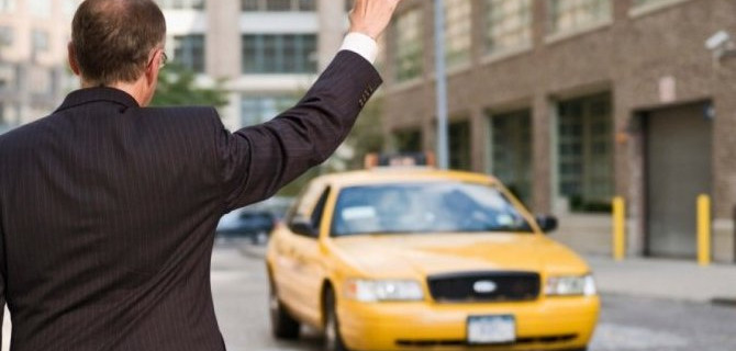 В Москве водитель скончался за рулём такси, спровоцировав ДТП — пассажир доставлен в больницу