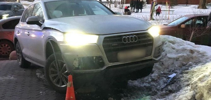 Во Всеволожске женщина за рулём иномарки надавила на газ вместо тормоза и сбила двух школьников