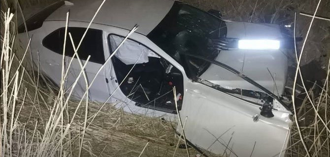 Под Будённовском Toyota Camry оказалась в кювете — один погибший