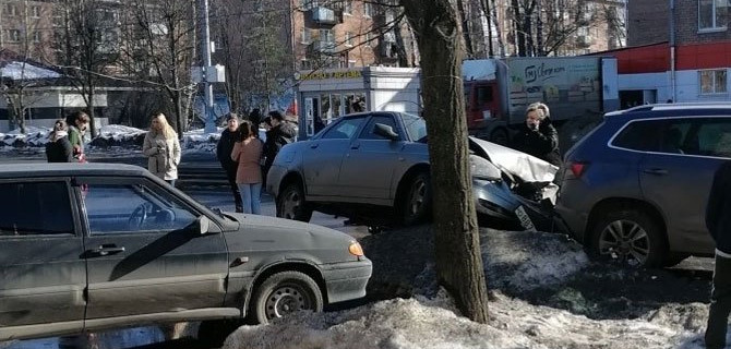 В Ярославле водитель пыталась уйти от столкновения с ребёнком и сбила два автомобиля — но девочка осталось целой