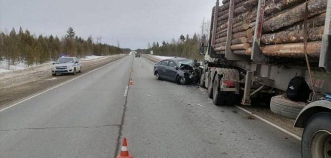 В ДТП с лесовозом в Югре погиб человек