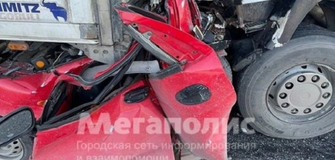 На КАД фуры раздавили легковушку – водитель погиб