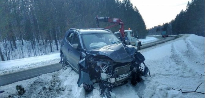 В Башкирии в ДТП с деревом пострадали два человека