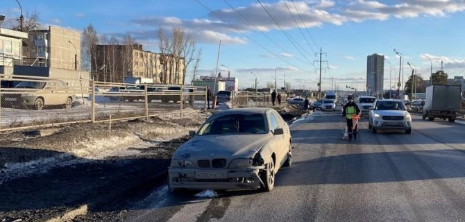 В Екатеринбурге иномарка насмерть сбила девочку на остановке
