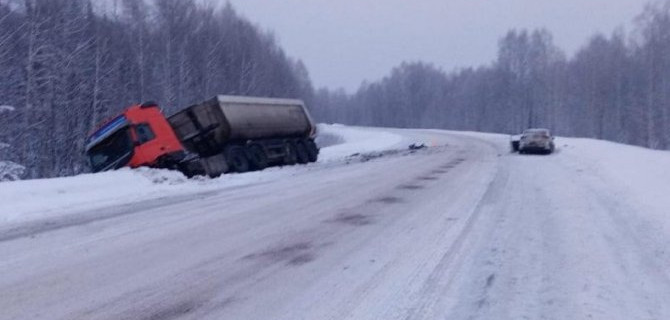 В Кемеровской области в ДТП с грузовиком погиб водитель легковушки
