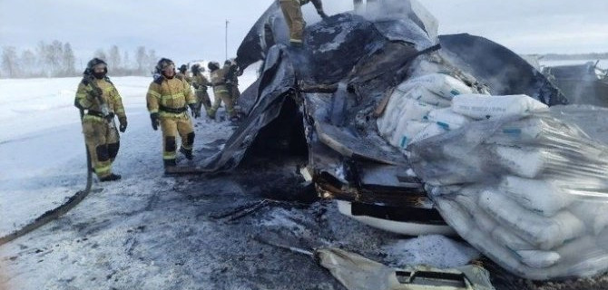 В Тюменской области после ДТП водитель сгорел в кабине большегруза