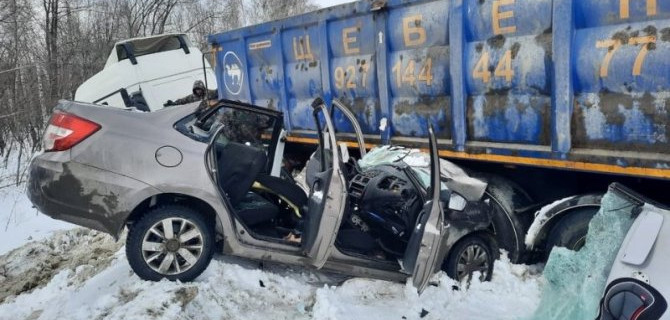 Четыре человека пострадали в ДТП с большегрузом в Самарской области